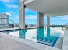 Modern Studio with Balcony Near Brickell & Downtown, Hotel in Miami