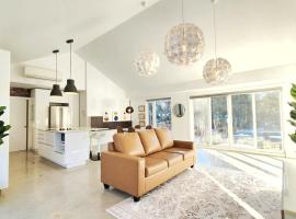 Modern Forest Cottage - Peace & Detox Retreat, khách sạn ở Yarker