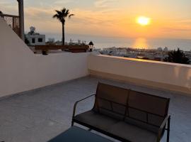 Sea View Apartment -Sea La Boho, hotel i Chlorakas