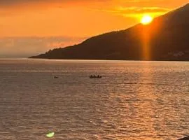 Koselig hytte ved sjøen og Lyngsalpene