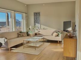 Sunny Terrace - Airy Apartment in the Heart of Lofoten, Hotel in Leknes