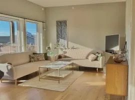 Sunny Terrace - Airy Apartment in the Heart of Lofoten