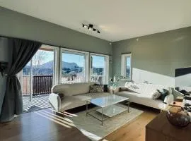 Sunny Terrace - Airy Apartment in the Heart of Lofoten