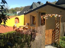 Petite maison naturelle avec son jardin privé, Hotel in Pluvigner