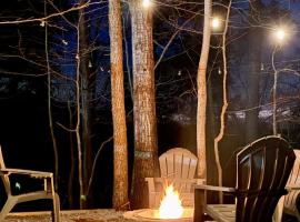 Cozy Romantic Cabin with Fire Pit Near Shenandoah NP, hotel a Shenandoah
