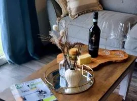 19 the Coombe Charming, 2-Bedroom Family Chalet with Parking, Near Bude Beaches