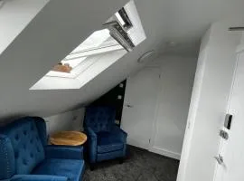 CM - Studio Apartment, Parking, Seating Area, kitchenette, Contractors, relocators, Drs