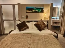 Luxury Grand Bay 40m2 Poolside Groundfloor studio