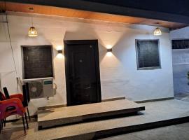 Akosua Adae Place، فندق في آكرا