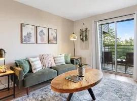 Above the Trees - Modern Studio for 2 with Views, Wifi, Pools