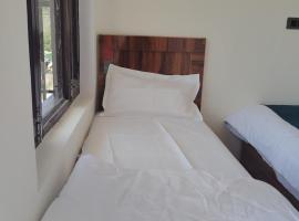 Rishi vatika resort, hotel en Barkot