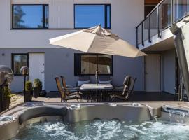 Luxury Villa with Pool and Sauna near Helsinki, hotel v mestu Espoo