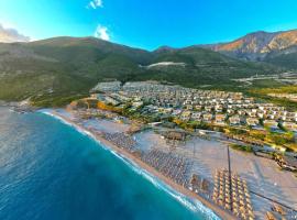 Spacious Green Coast Stay for 10 Guests 104D, 104C, hotel di Palasë