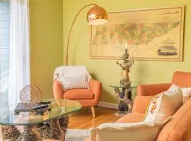 Retro and Relaxed Studio Condo for 2 - Park Views, Pools & Wifi