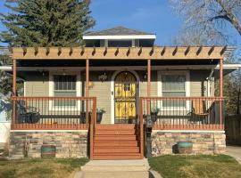 1 Mi to Dtwn Casper: Homey Getaway w/ Yard!, hotel di Casper