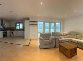 Leafy 5 Bedroom Brentwood House with Parking