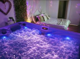 Jacuzzi privatif suite romantique à Dole, Hotel in Dole