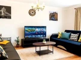 Modern 3 Bedroom Home, Free Parking, Garden, Sleeps 7