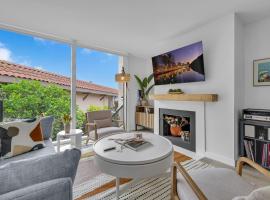 Stairs to the beach, pool and spa on-site! SolanaSud, Hotel in Solana Beach