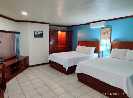 Fish Hook Marina Hotel, hotelli kohteessa Golfito