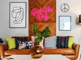 Good Vibes Only Studio Condo for 2 wifi pool WFH