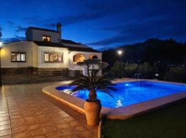 Villa in Jávea with ocean and Montgó views, viešbutis mieste Chavėja