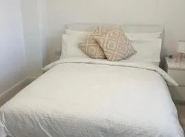Cozy Double Room - Free Parking & Wifi