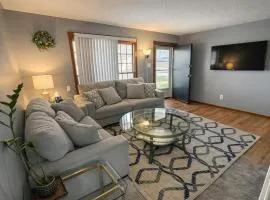 3BR Home with Pool Table,Yard, Fast WiFi