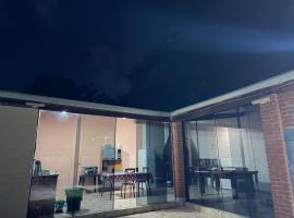Casa de campo ibiúna com 3 suítes sendo chalés individuais, hotell sihtkohas Ibiúna