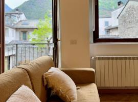 HolidayHouse - Balcony&View - Short walk to the Bernina Express, hotel u gradu 'Tirano'