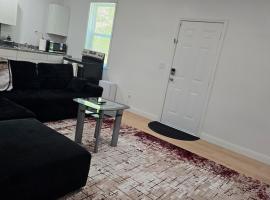Charming 2BR Home Comfort Meets Style، فندق في ستوكبريدج