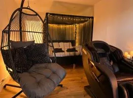 Luxury Luton airport 10 Mins retreat 4 Poster bed Massage Chair ,Jacuzzi Bath,Large Balcony,24 Hour Check In ,Luton Station walking distance CONTRACTORS WELCOME,COUPLES,PROFESSIONALs