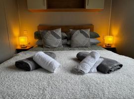 The Lake House - Quiet, Dog Friendly, By the Lake, Free Parking โรงแรมในโบว์เนส ออน วินเดอเมียร์