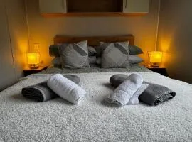 The Lake House - Quiet, Dog Friendly, By the Lake, Free Parking