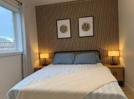 Modern 1BR Suite with Laundry, Workspace & WiFi