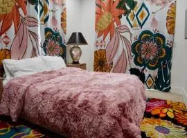 Flamingo Flat NoHo Centrally located