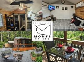 Granite Falls Tiny House off Mtn Loop, EV, AC, Grill and Pond, hotel Granite Fallsban
