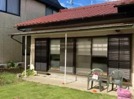Dogs and cats allowed, natural grass dog run, parking for 4 cars, quiet bungalow