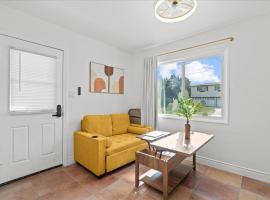 Fully Renovated Standalone 1BR Private Entry, Hotel in Tustin