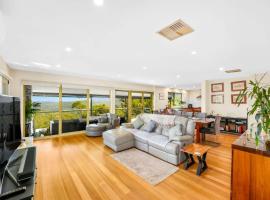 Warrandyte में, होटल Luxury Warrandyte Retreat w Pool Views & Theatre