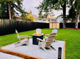 4BR Coach House - Hot Tub Fire Pit & Theatre, хотел в Лангли