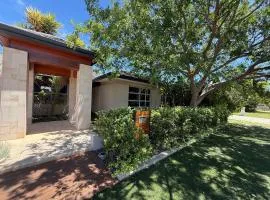 15 Luxury Exec Living Outdoor Oasis 4BR & Parking