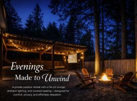 Bunny Bliss Villa - Hot Tub FirePit Theatre & Sleeps 20, hotel i Langley