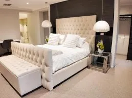 Modern Luxury Estate, 4 Ensuite Rooms, Comfy, Convenient, Secure and Close to the Airport!!