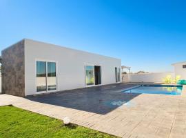 Casa de construccion Moderna con piscina privada, hótel í Conil de la Frontera