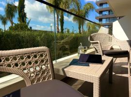 Grand Sapphire modern 2 Bedroom Apartment with Terrace, хотел в Lazania