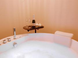 Chalet romantique - Jacuzzi privatif - King size, hotel din Montignac-Charente