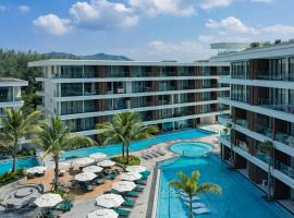 Bright 1BR Kora Beach 200m to Beach Resort Pools & Gym, hótel í Layan-ströndin