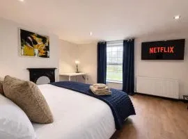 4 Bed - Contractor Close to Motorway & Town