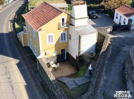 Casa das Lajes by Ponta Negra Azores: Caldeira şehrinde bir otel